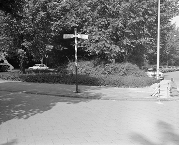 884383 Afbeelding van een paal met ANWB-wegwijzers bij een splitsing in het fietspad bij het Europaplein te Utrecht.